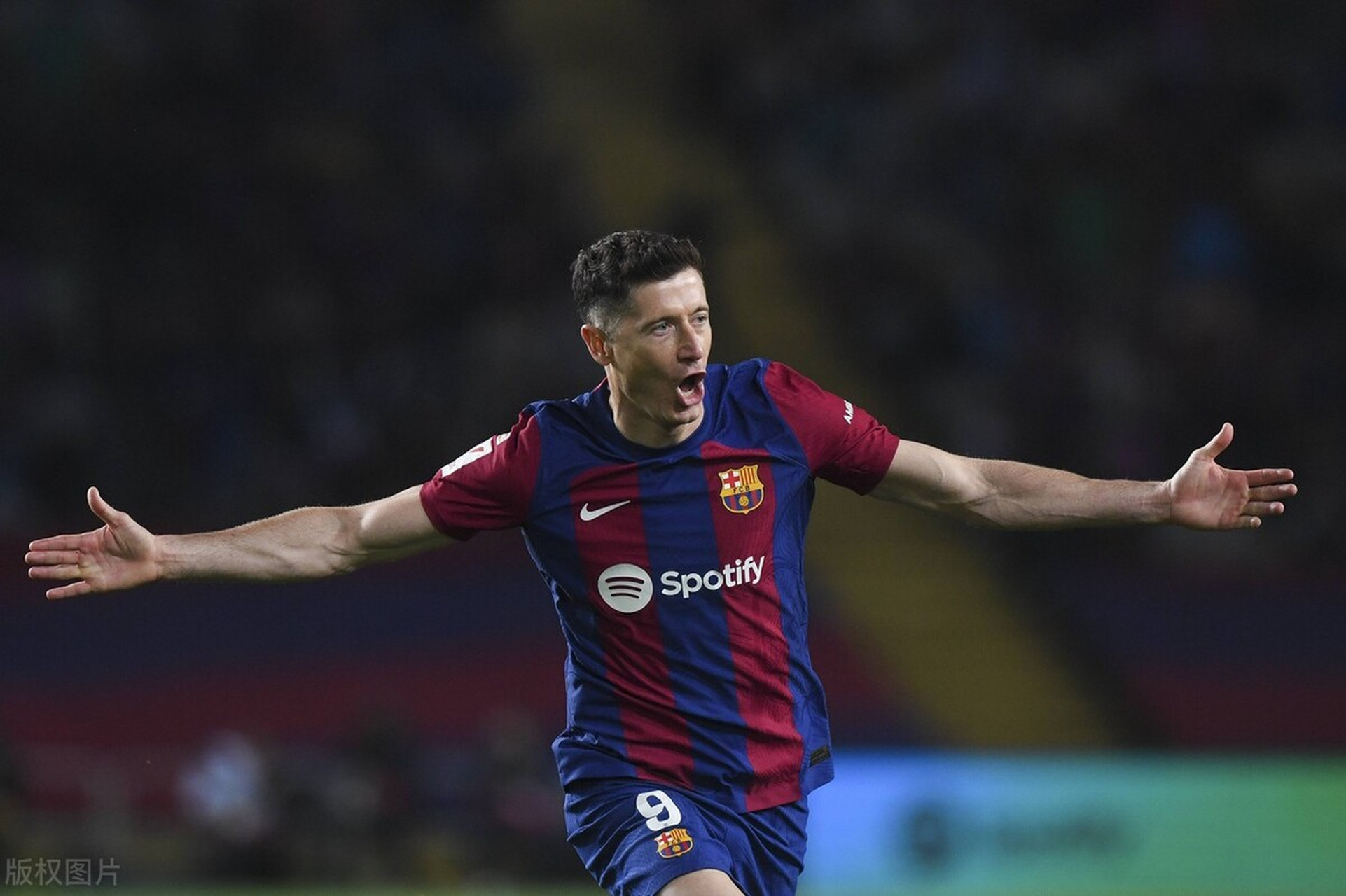 包含莱万多夫斯基在曼联比赛中关键助攻，回归赛场引发热议！的词条