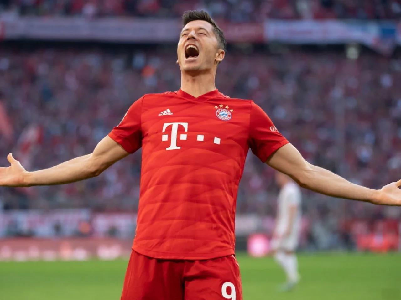 莱万多夫斯基在中国队比赛中大胜，高光表现引发热议！