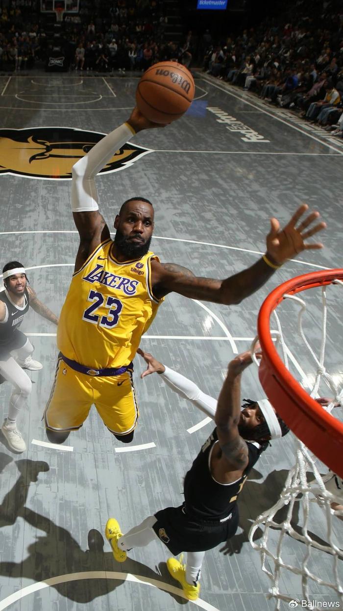 包含蒂姆连续七场比赛得分超过出色防守，湖人挑战极限！的词条