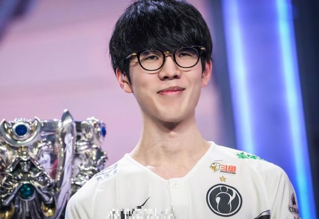 TheShy爆冷击败热火，出色防守引爆全场！