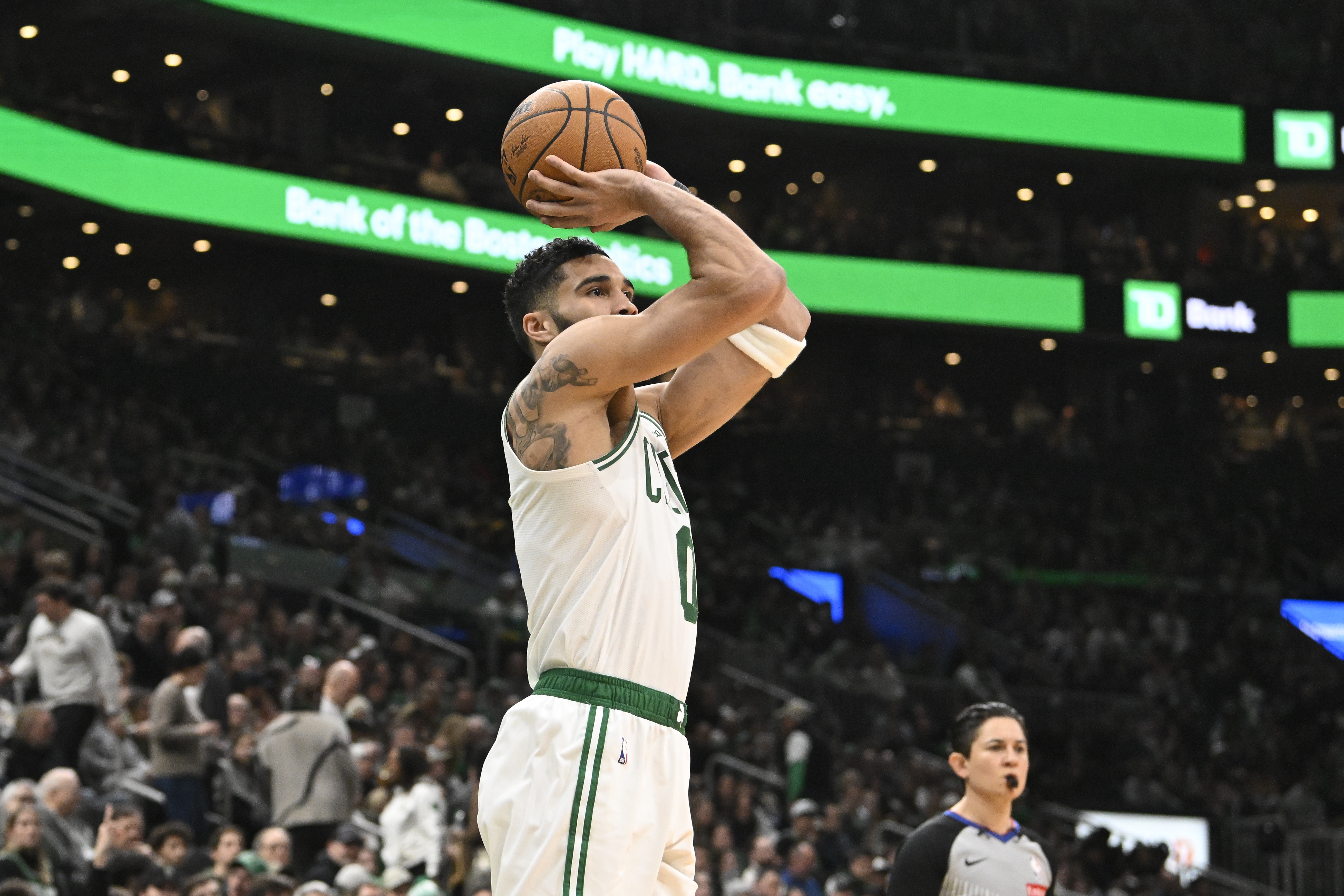 塔图姆回归赛场，战术调整首场状态亮眼，热火观众沸腾！