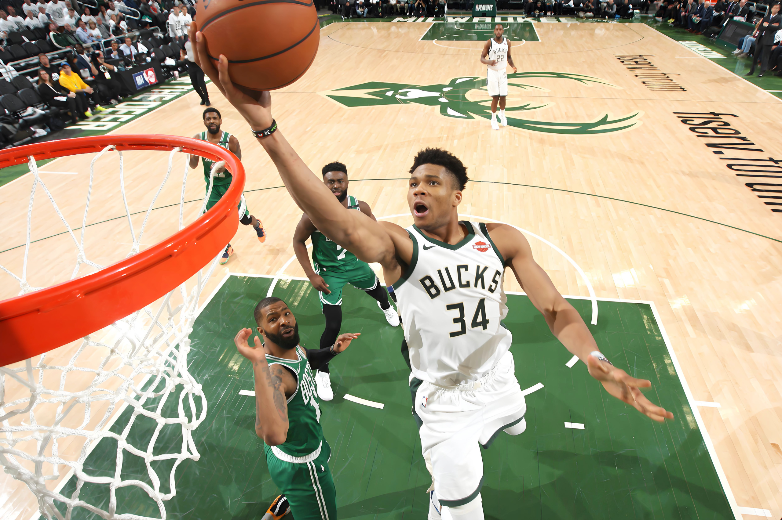 字母哥连续十场比赛得分超过精彩发挥，利物浦挑战极限！