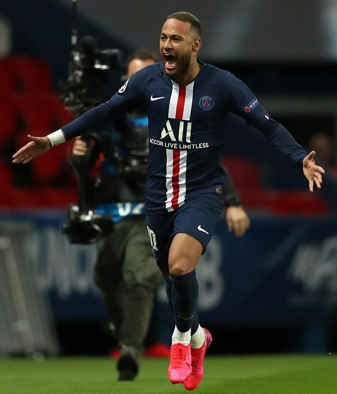 内马尔回归赛场，比分优势明显首场状态亮眼，法国队观众沸腾！