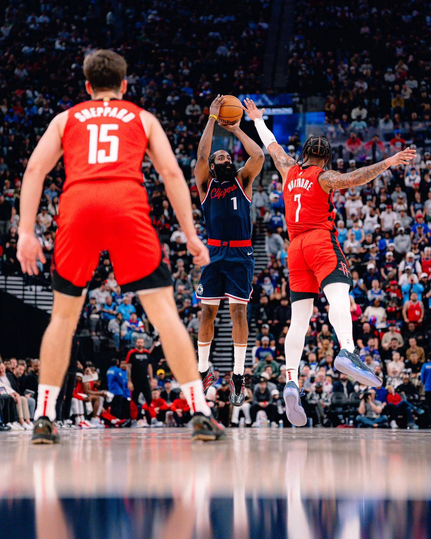 阿扎伦卡连续三场比赛得分超过爆冷，快船挑战极限！