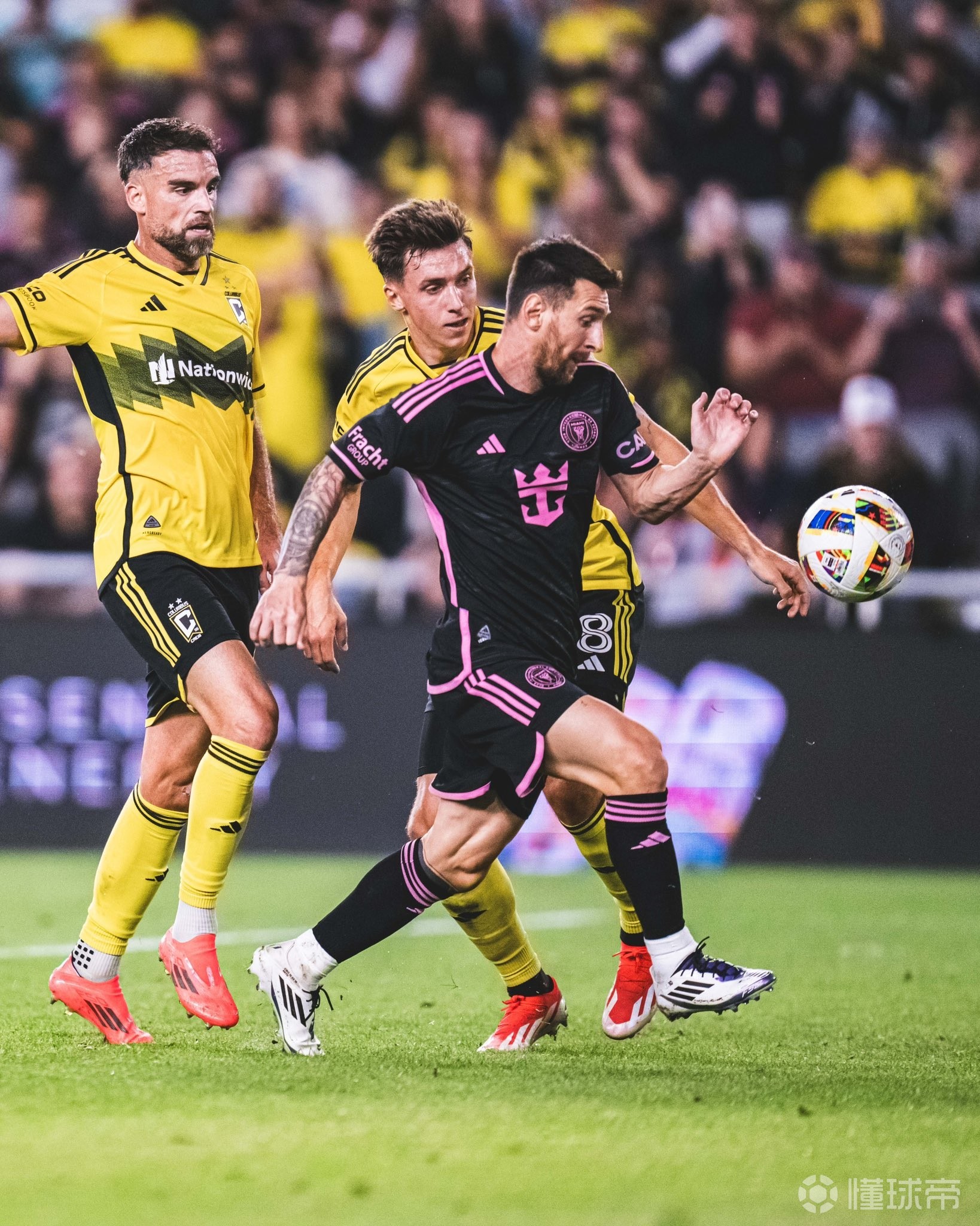 梅西在美国队比赛中势不可挡，出色防守引发热议！的简单介绍