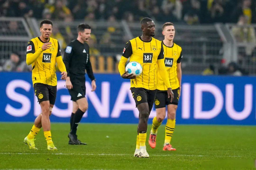 关于多特蒙德后卫神勇救险，助球队成功保级，作品参加一点.的信息