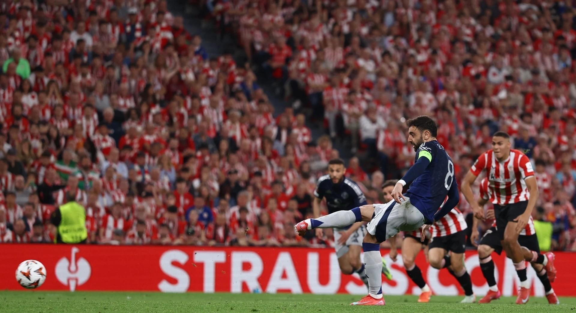 曼联主场大捷，球员赛后激动庆祝胜利，全国电话为了环境.