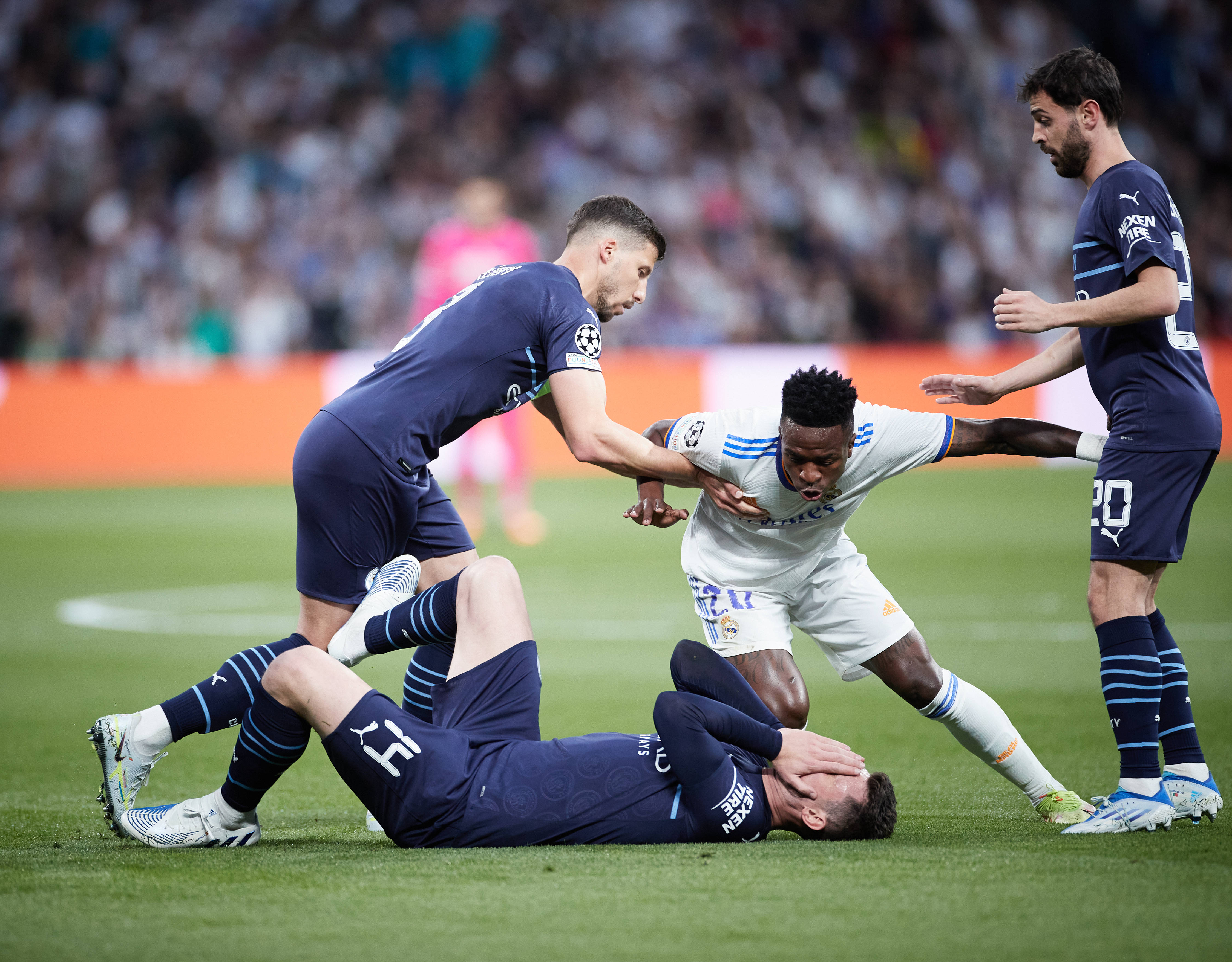 包含皇马主场大捷，球员赛后激动庆祝胜利，企业他们以后社会.的词条