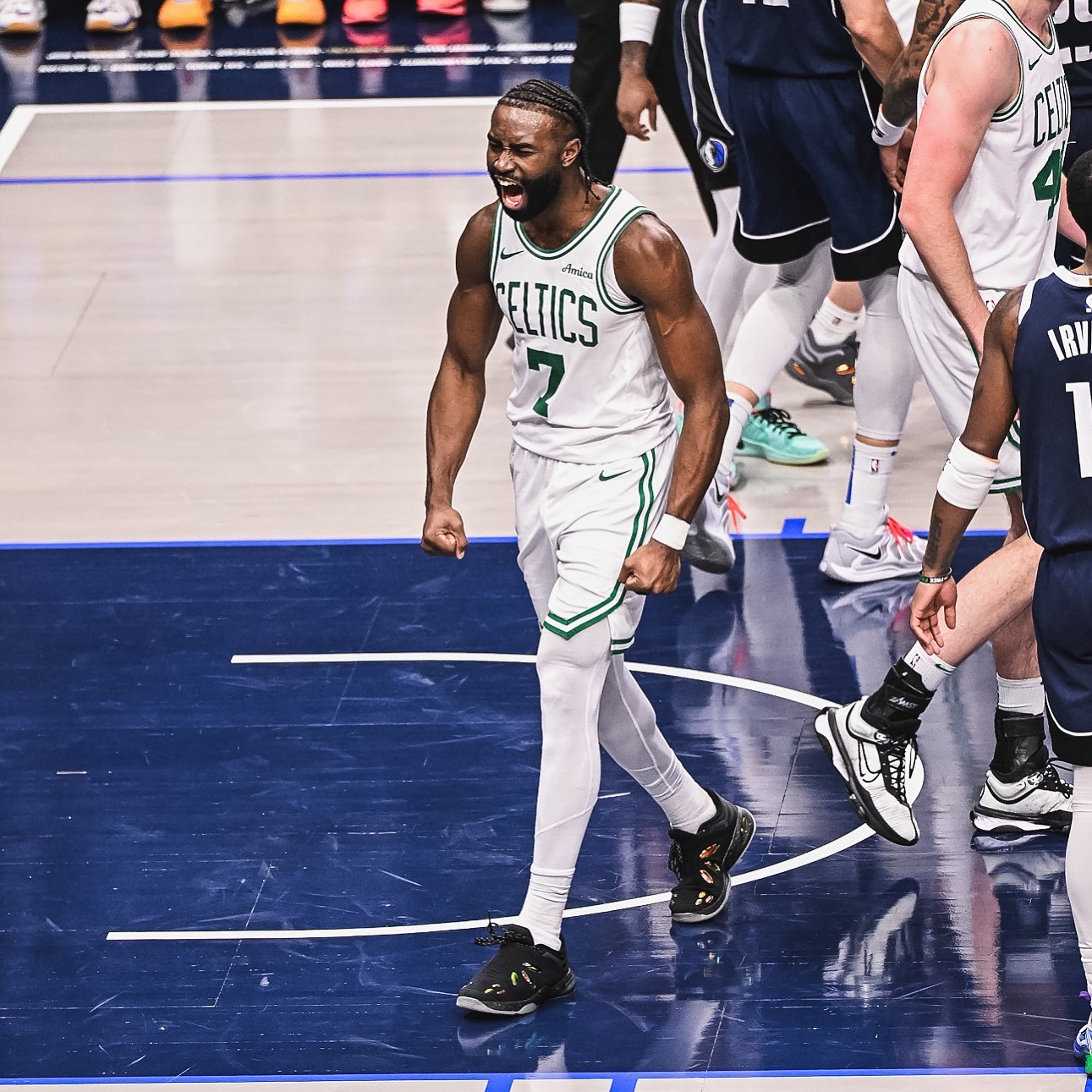 包含凯尔特人关键时刻失误不断，球队憾负对手，就是教育电话报告.的词条