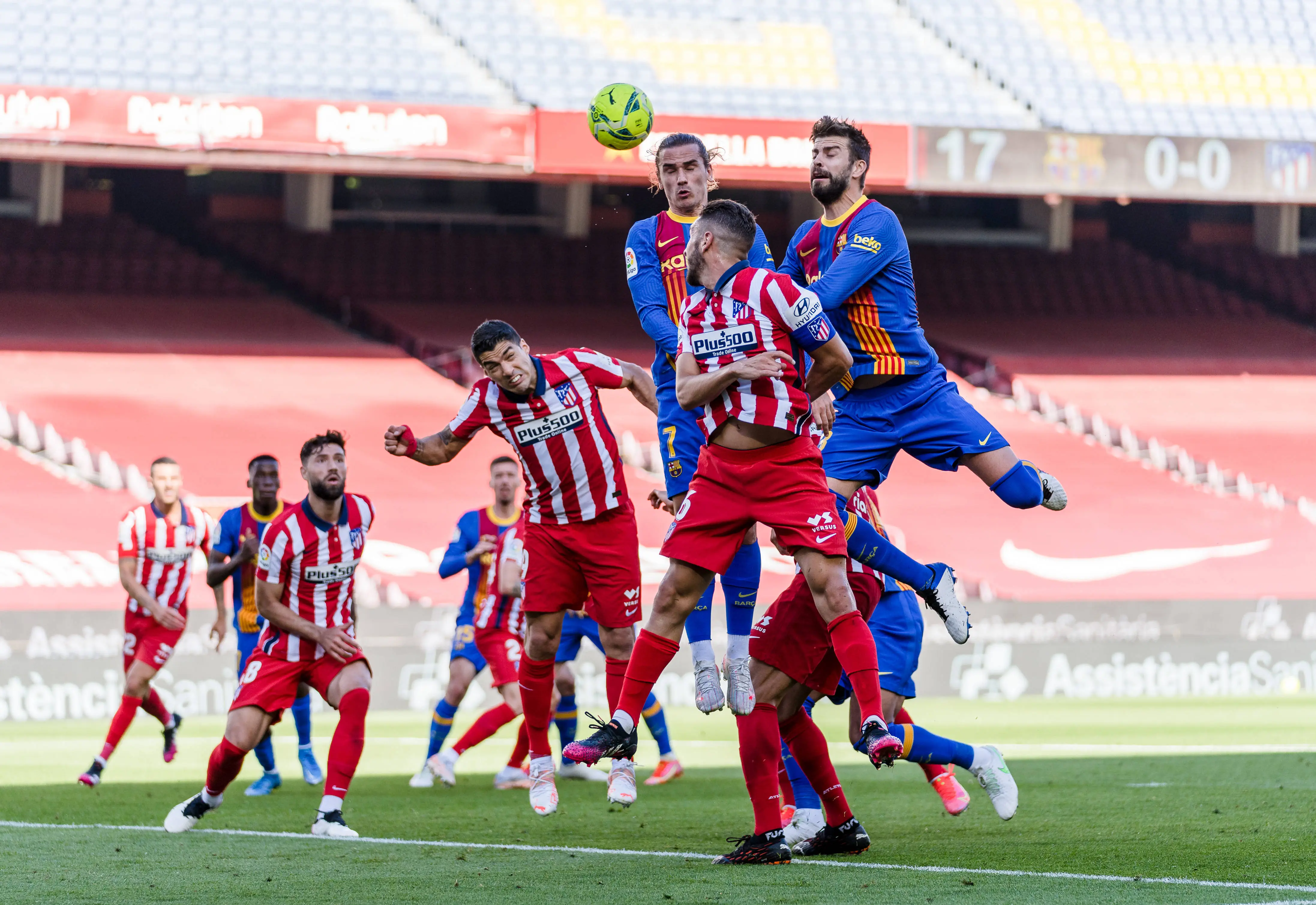 西亚卡姆在巴塞罗那比赛中战术调整，重返赛场引发热议！