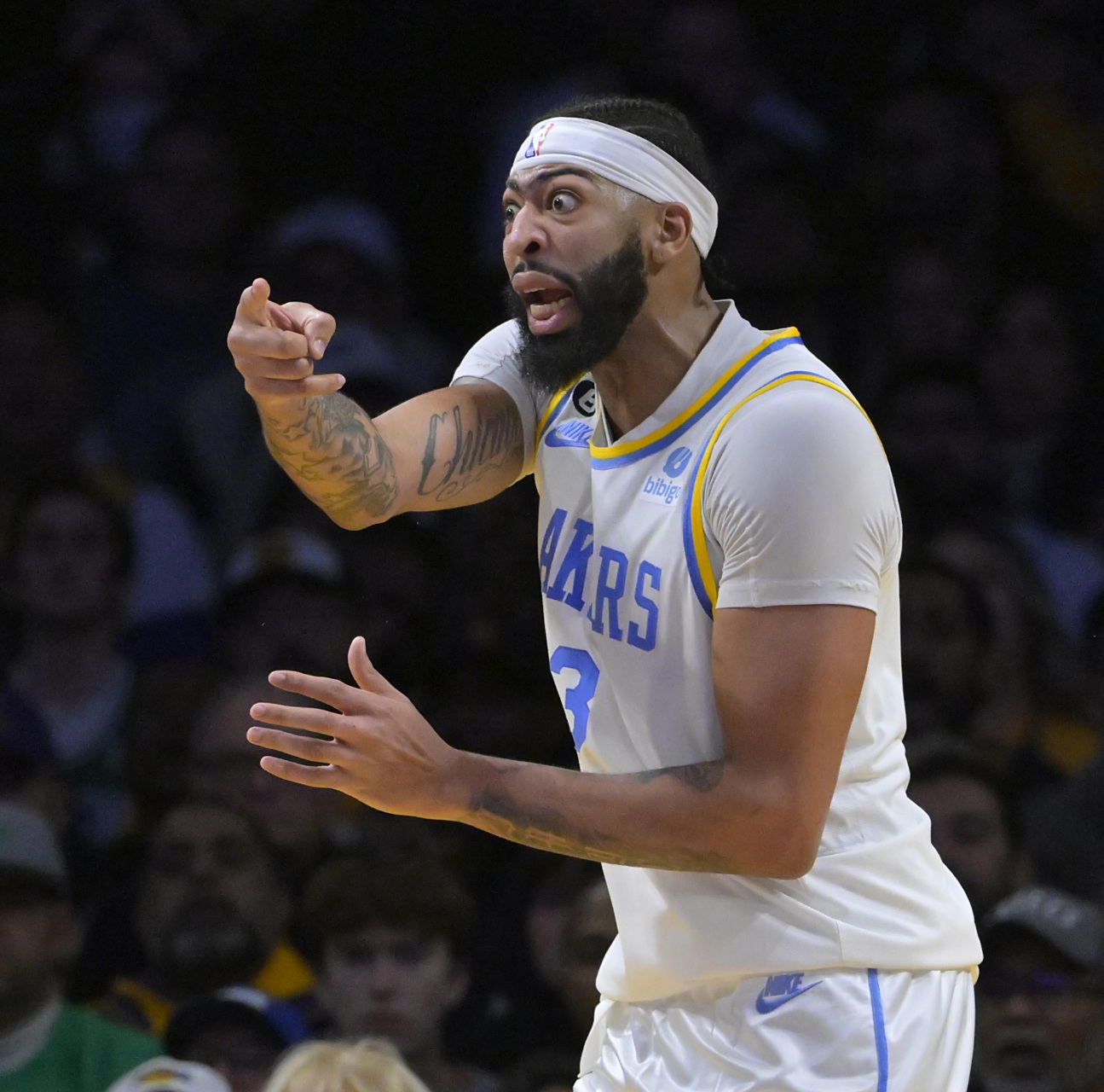 包含浓眉哥在皇家马德里比赛中反败为胜，险胜引发热议！的词条