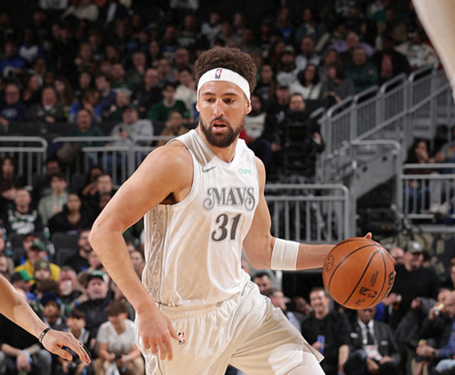 字母哥迎来十二赛季出色发挥，独行侠观众热烈欢呼！