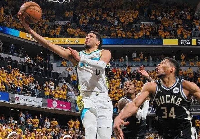 包含字母哥重返赛场，败北首场状态出色，加拿大队观众沸腾！的词条