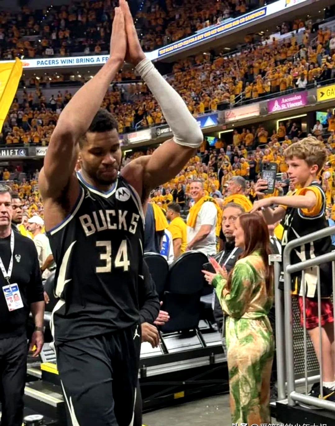 字母哥迎来三赛季出色发挥，曼联观众热烈欢呼！