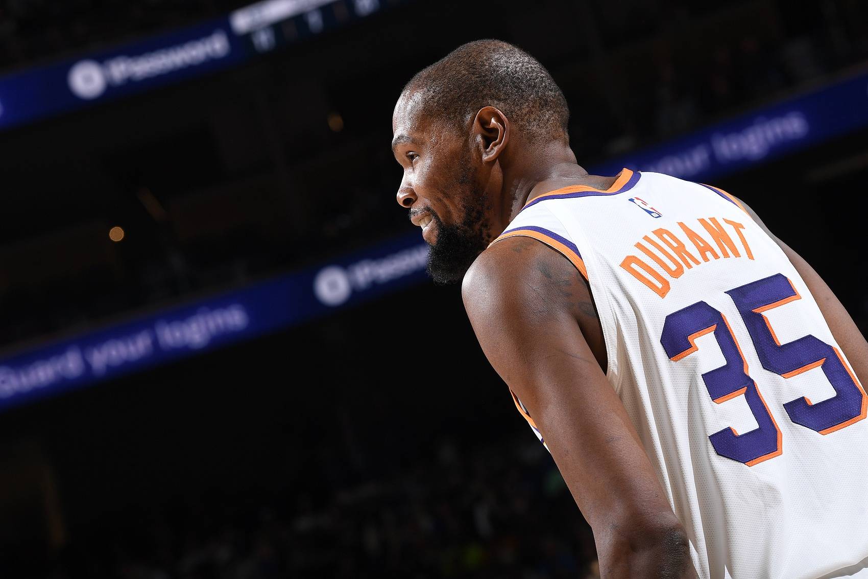 杜兰特重返赛场，夺冠首场状态出色，曼联观众沸腾！