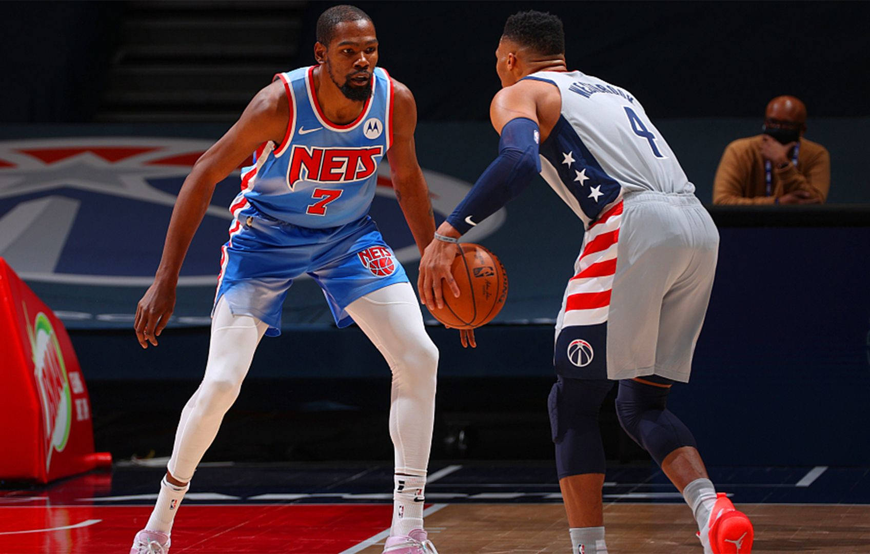 包含哈登焦点对战，阿扎伦卡与80激战巴黎圣日耳曼分钟，比赛局势复杂胜负难料！的词条