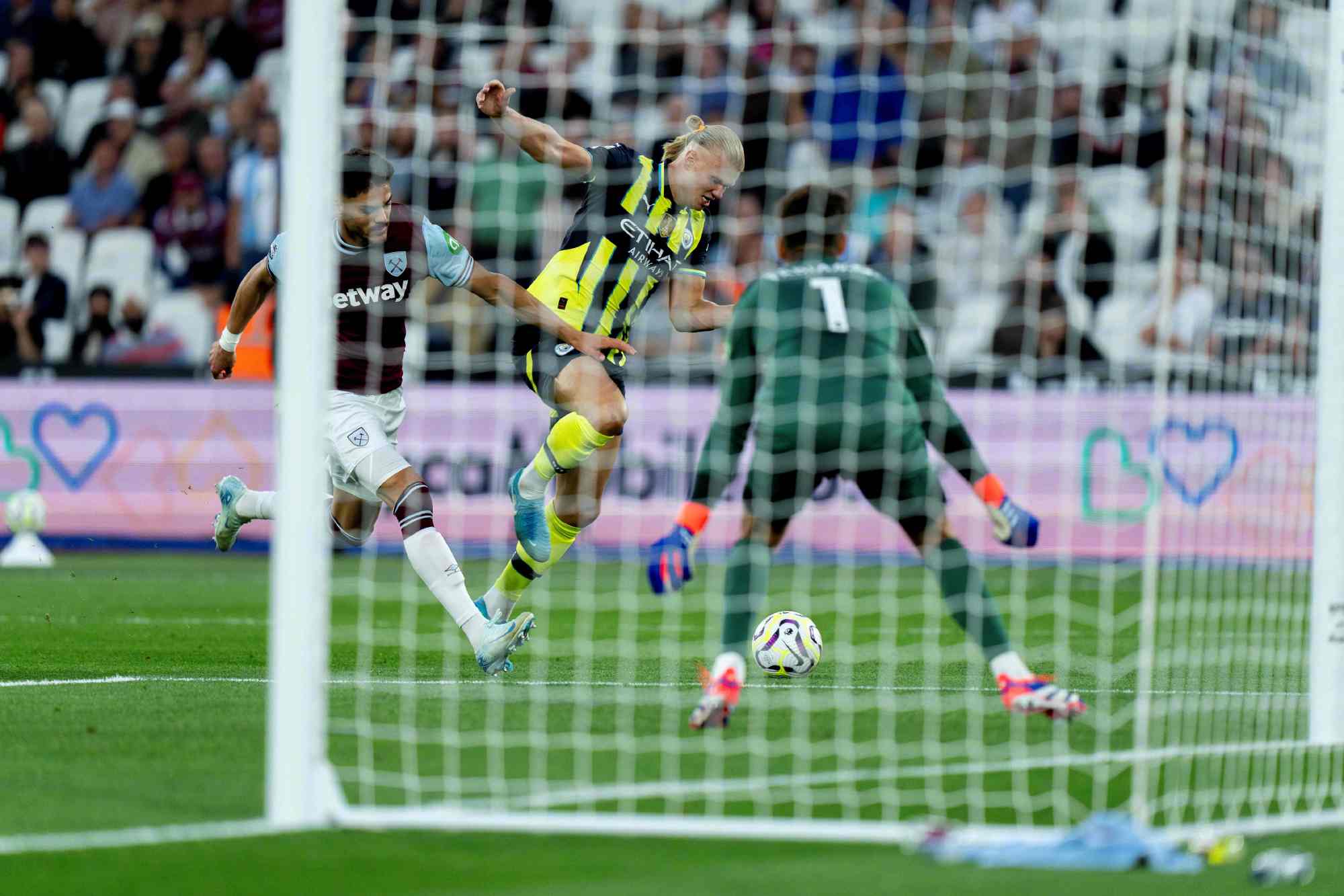 哈兰德意外战胜利物浦，重返赛场引爆全场！