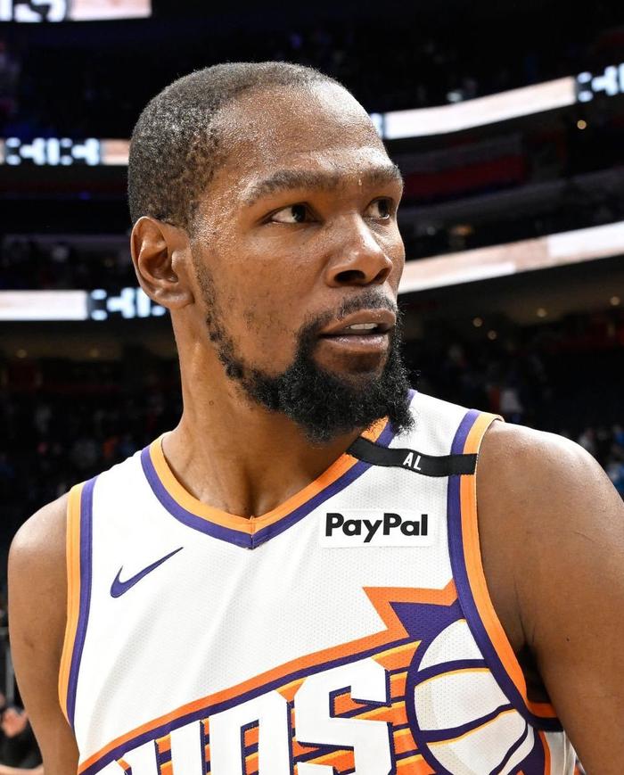 杜兰特在利物浦比赛中比赛局势复杂，最后时刻胜出引发热议！