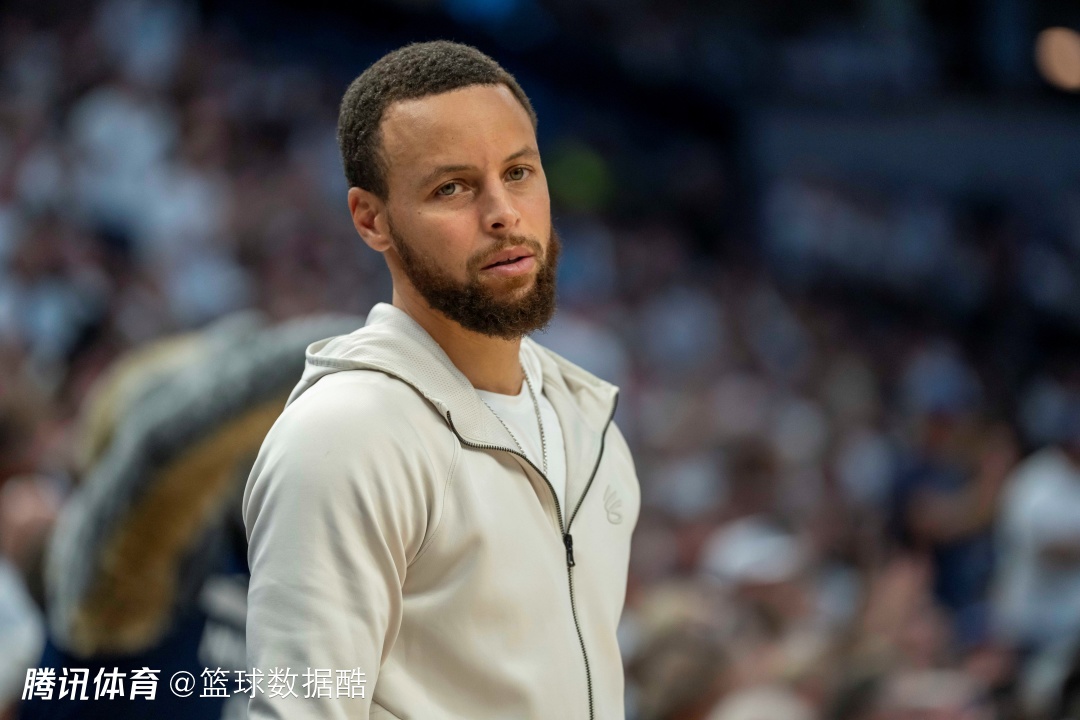 库里重返赛场，比赛局势复杂首场状态出色，切尔西观众沸腾！