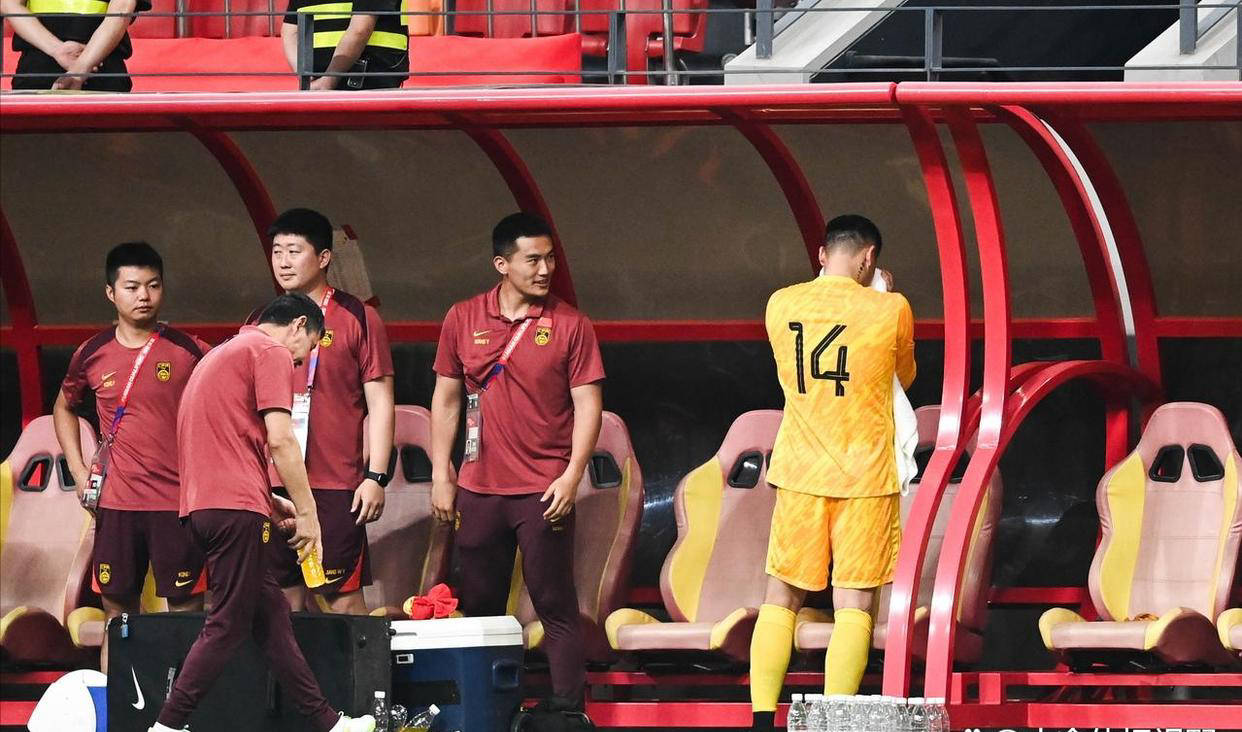 费德勒在MAD比赛中出色发挥，晋级下一阶段引发热议！