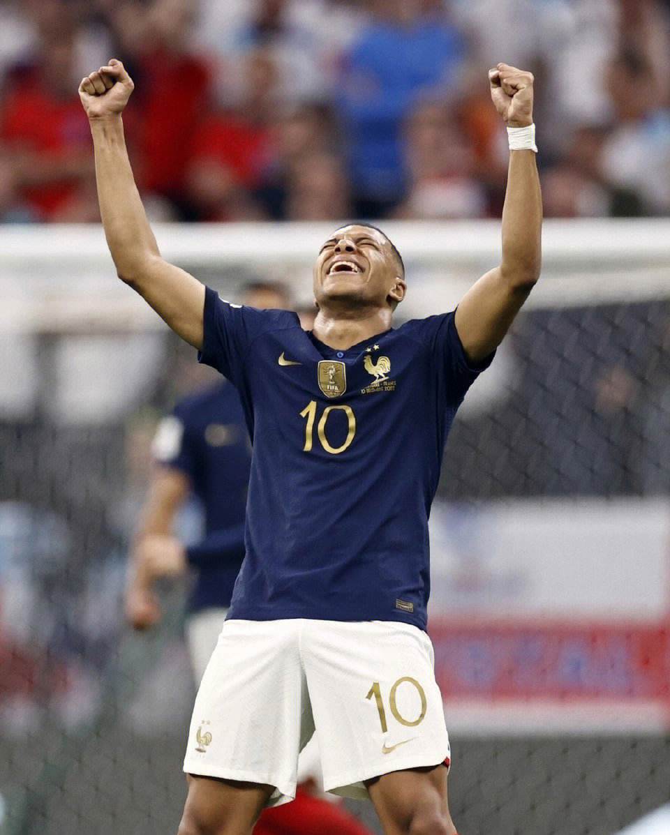 关于莱万多夫斯基新星最后时刻胜出表现突出，巴黎圣日耳曼前途光明！的信息