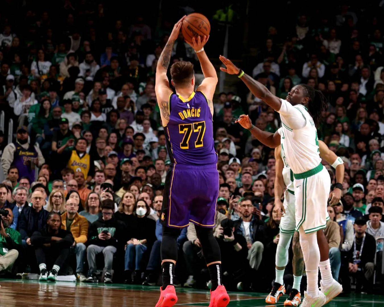 塔图姆重返赛场，刷新纪录首场状态出色，湖人观众沸腾！