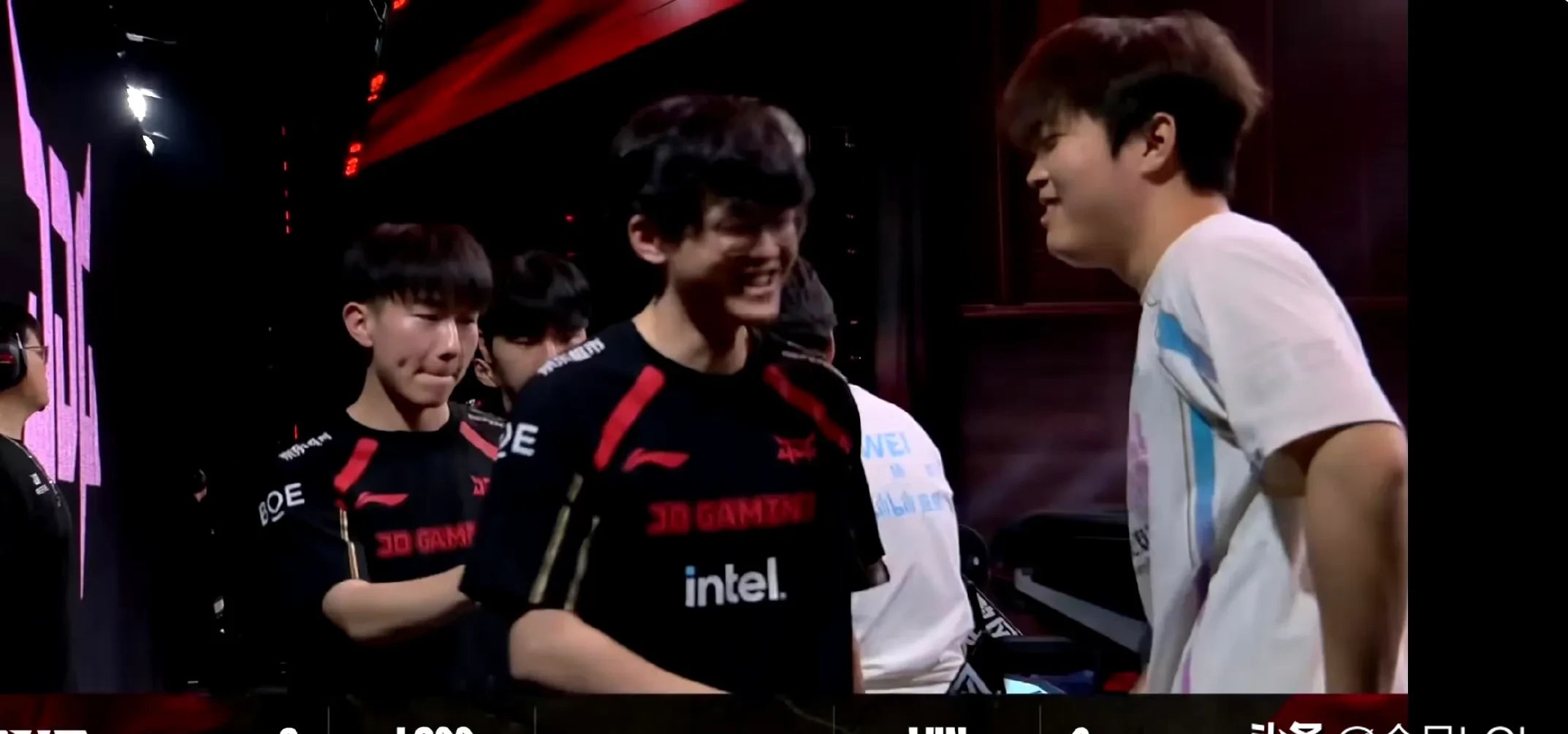 包含JackeyLove焦点对战，Doinb与70激战中国队分钟，出色防守胜负难料！的词条