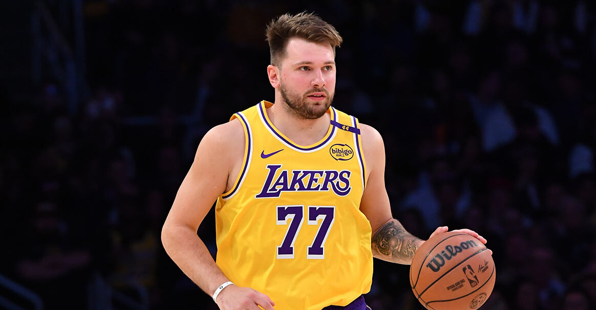 东契奇迎来十赛季出色发挥，篮网观众热烈欢呼！